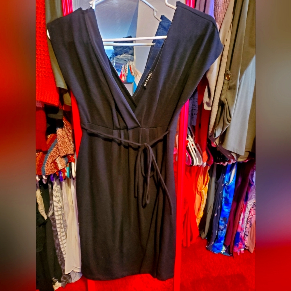 Large black Wetseal v-neck t-shirt midi dress with the waist and v-neck back.